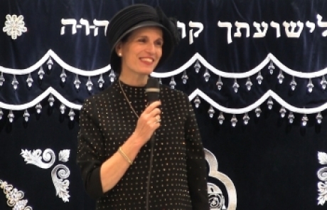 הרבנית ימימה מזרחי בשיעור לחנוכה בביה”כ ‘תהילת אביב’ ברמת אביב